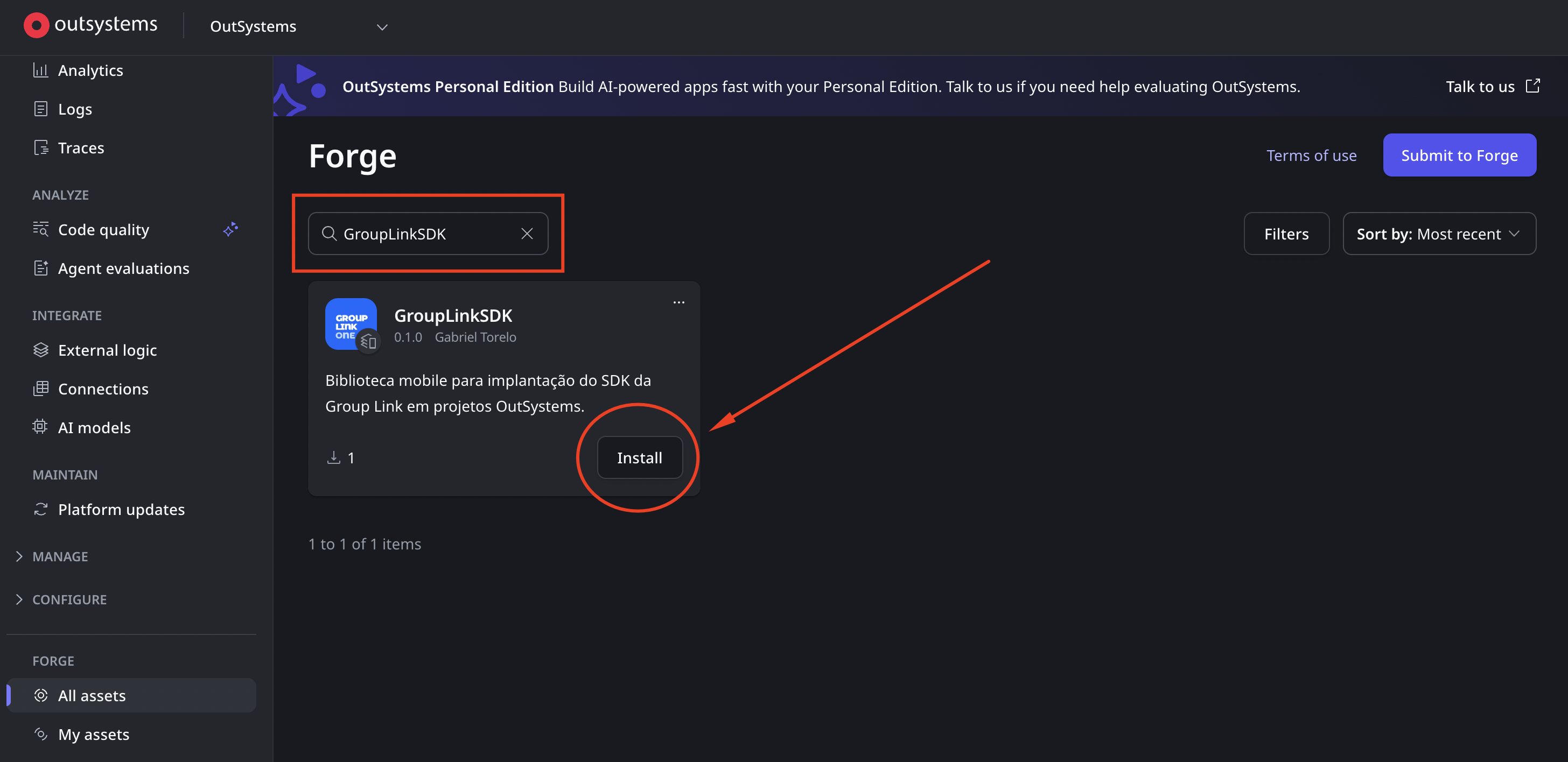 Tela do Forge no portal OutSystems com a busca pelo termo "GroupLinkSDK", exibindo um resultado correspondente e uma seta vermelha circulando o botão "Install".