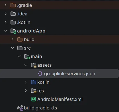 Estrutura de pastas de um app Android no Android Studio. O diretório androidApp/src/main/assets está expandido, com o arquivo grouplink-services.json selecionado e destacado.