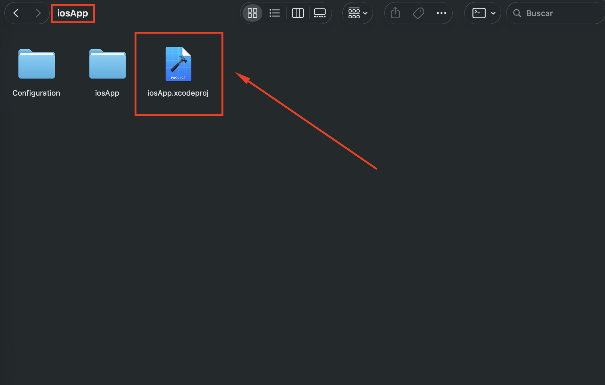 Janela do Finder no macOS exibindo o conteúdo da pasta 'iosApp'. O nome da pasta 'iosApp' no topo da janela está destacado em vermelho, e o arquivo iosApp.xcodeproj está destacado em vermelho com uma seta apontando para ele.
