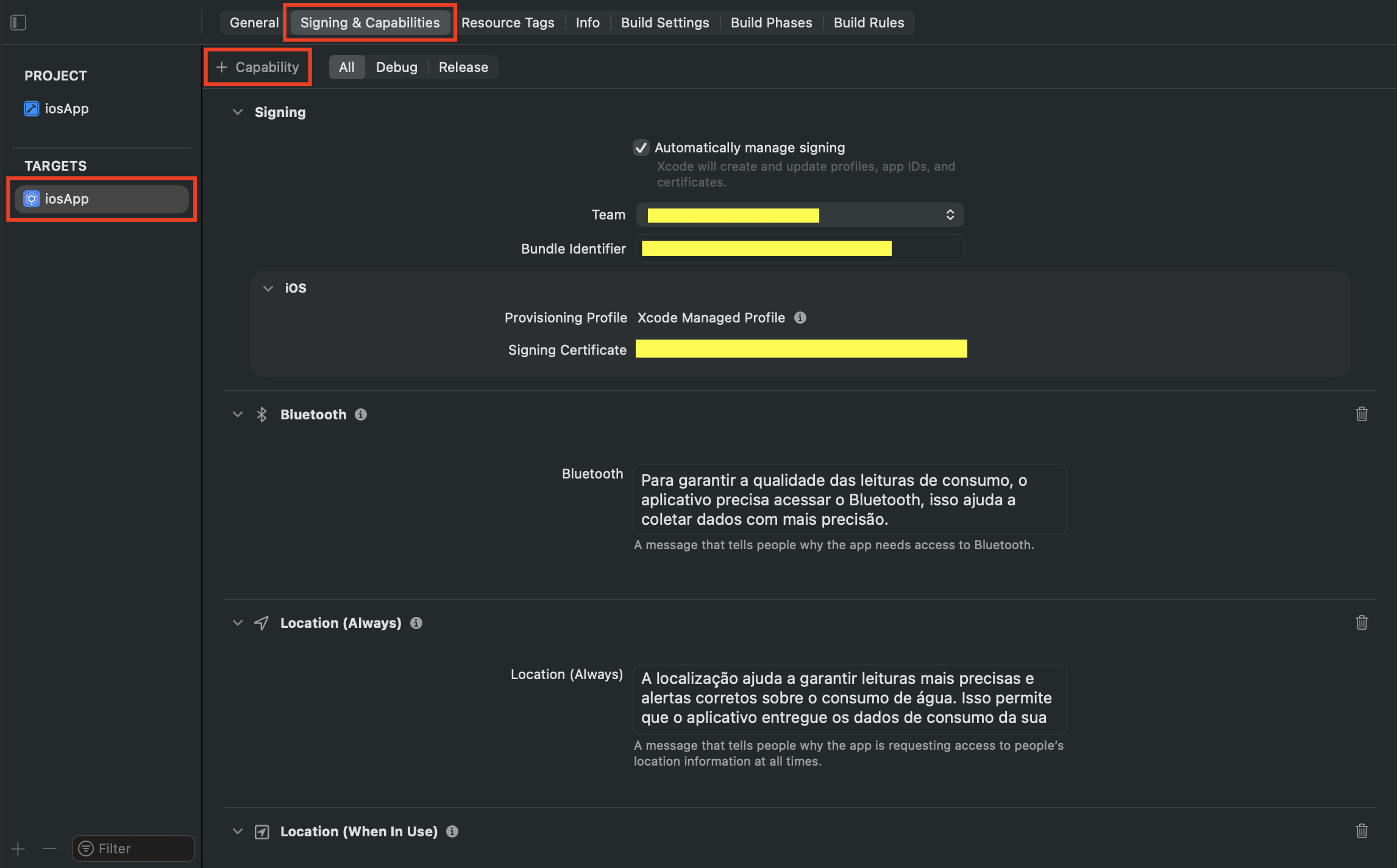 Aba Signing & Capabilities do target do aplicativo no Xcode. Três áreas estão destacadas em vermelho: o target do aplicativo na seção 'TARGETS', a aba 'Signing & Capabilities' no topo e o botão '+ Capability'.